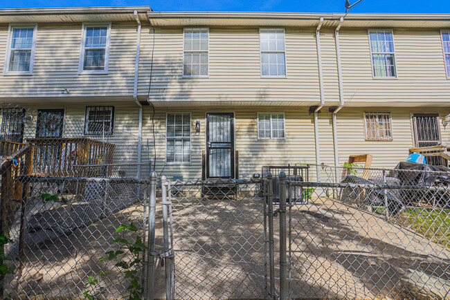 Building Photo - Beautiful 3 Bedroom Home with 2.5 Bathrooms
