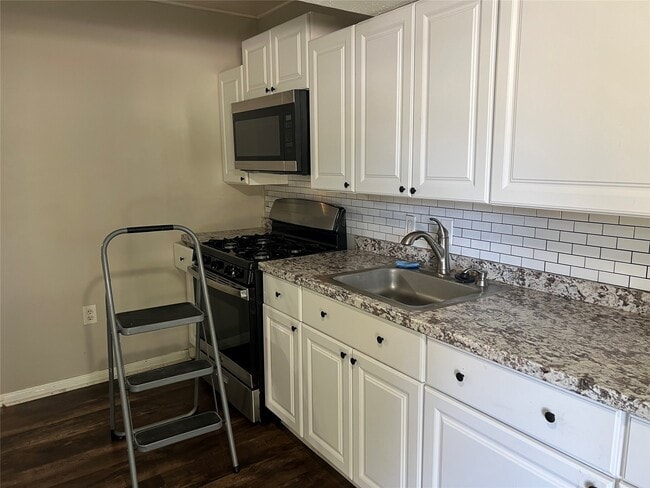 Building Photo - 810 S Brownell St