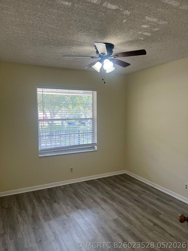 Building Photo - 9993 Three Lakes Cir