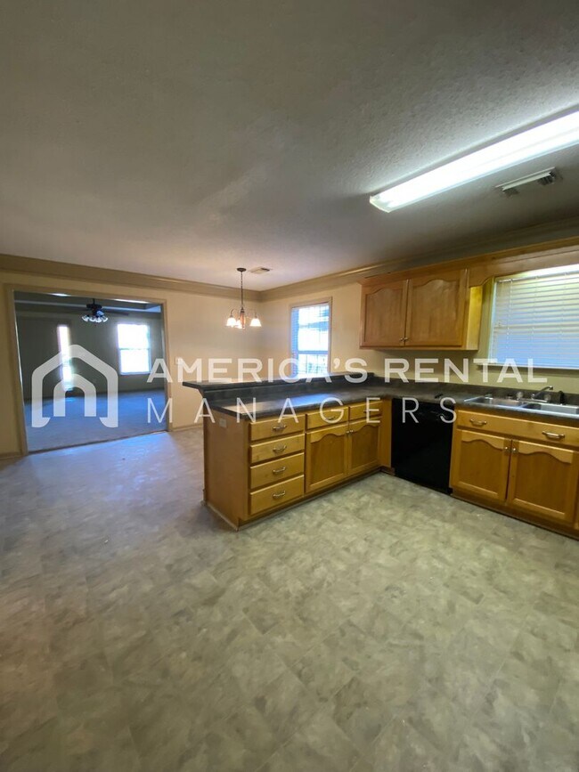 Building Photo - Home in Northport, AL. Sign a lease by 2/28/26 to receive HALF off the deposit!!! DEPOSIT PENDING!