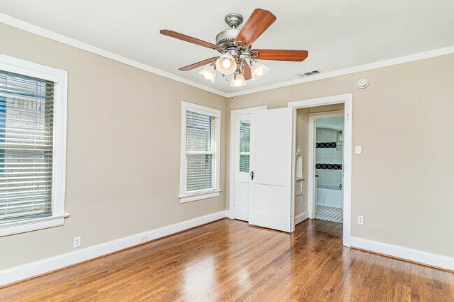 Building Photo - 5930 La Vista Dr