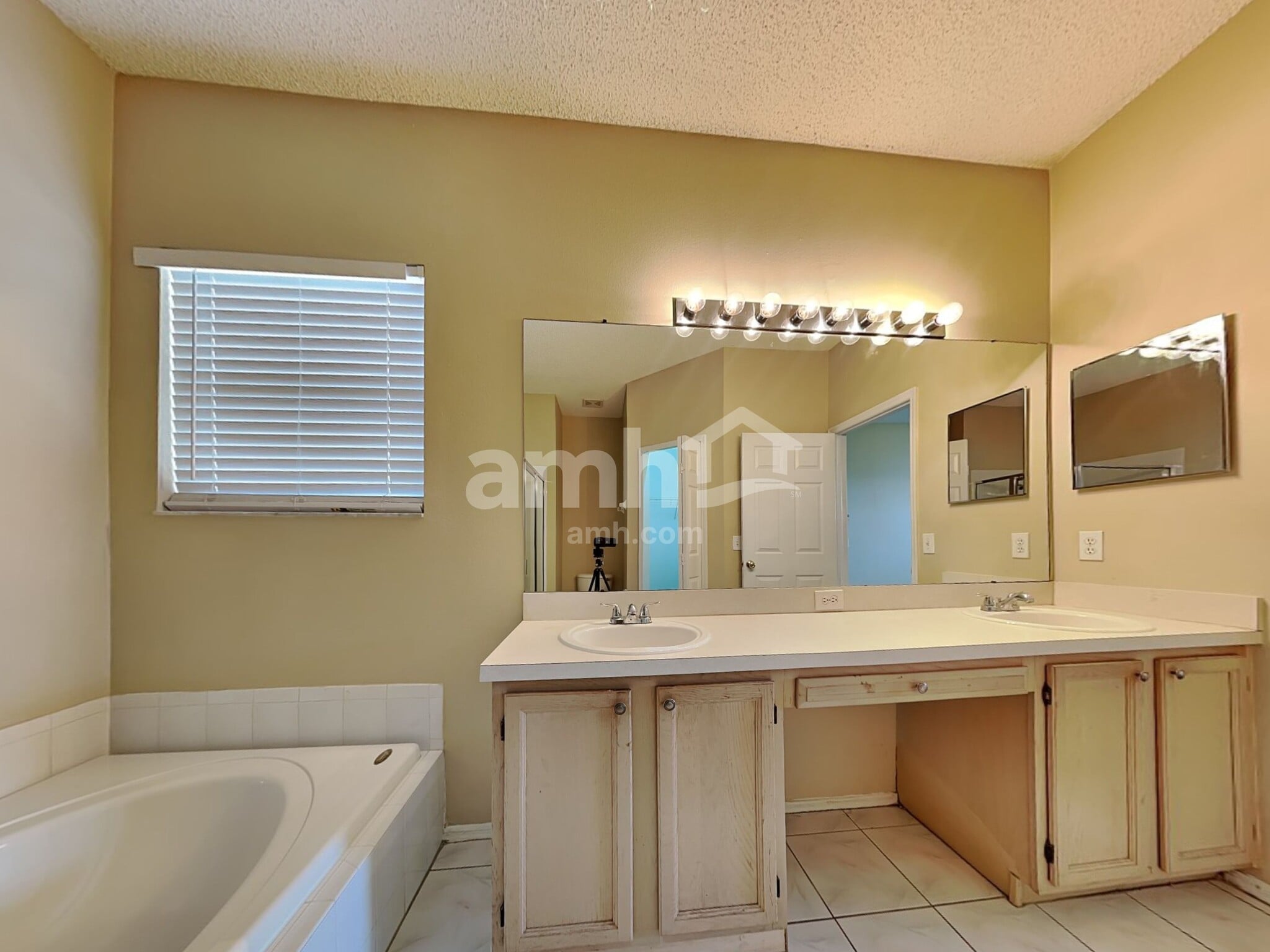 Building Photo - 451 Sand Ridge Dr