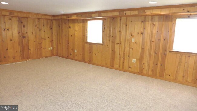 Building Photo - 93 Great Lake Dr