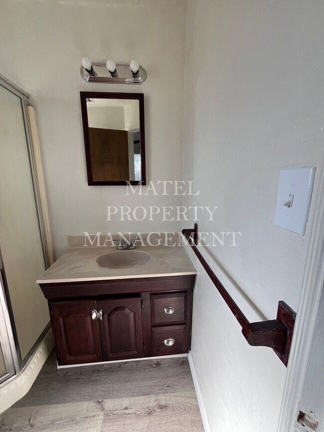 Building Photo - Move in Special see Ad