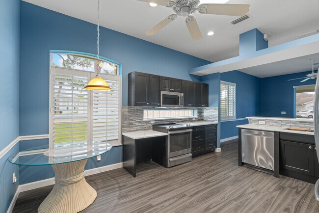 Building Photo - 582 Montevina Dr