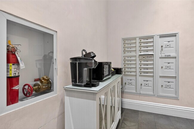 Building Photo - 455 E Palmetto Park Rd