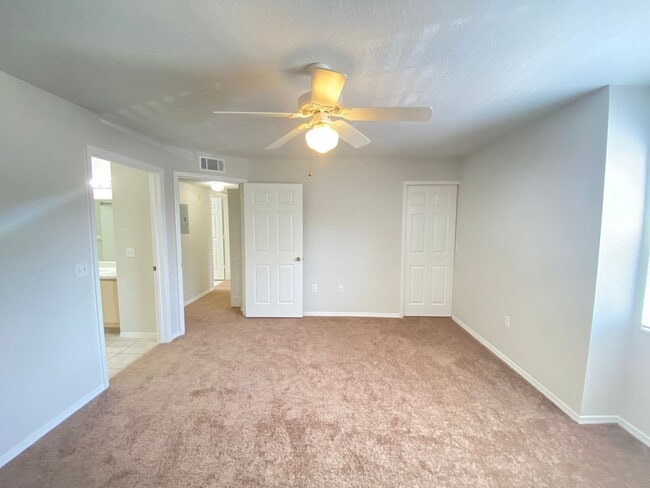 Building Photo - Second Floor Apartment with Balcony View! ...