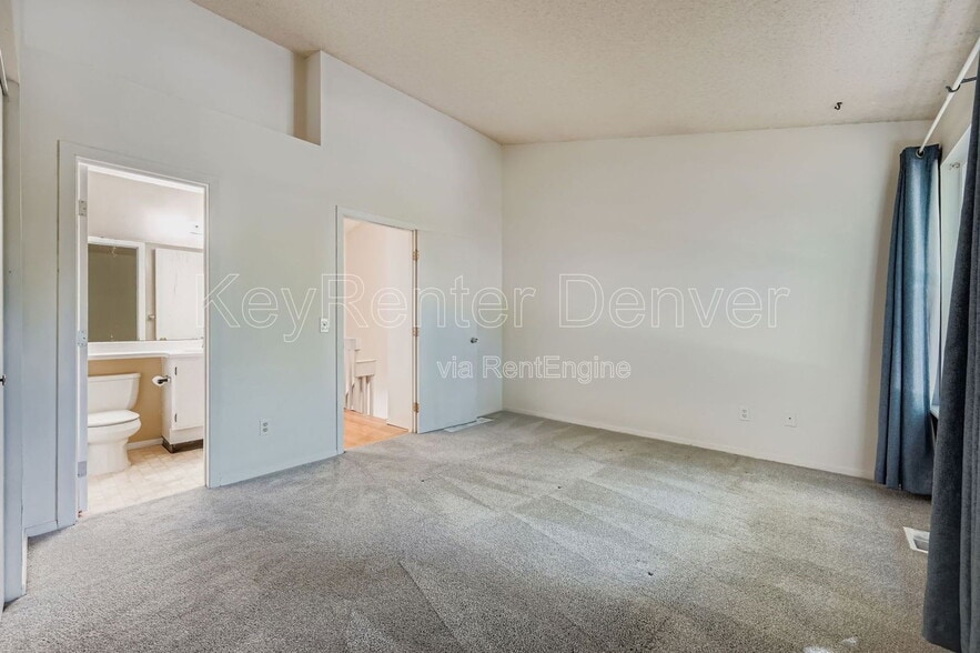 Building Photo - 10587 W Maplewood Dr