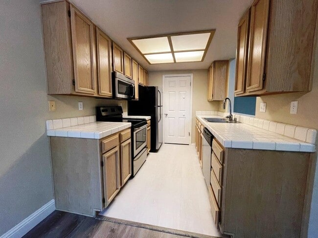 Building Photo - 2546 Alveswood Cir