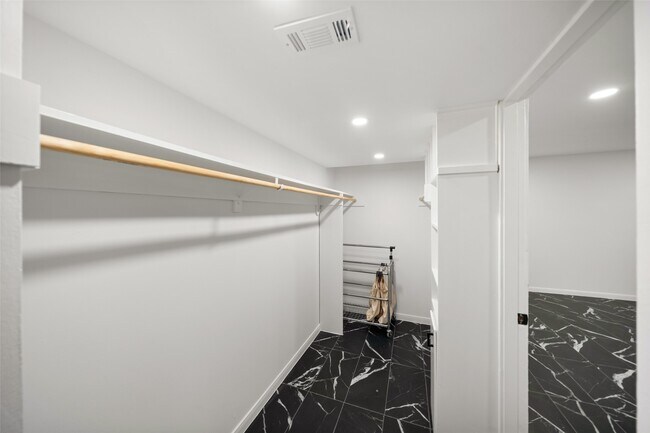 Building Photo - 2101 Fountain View Dr