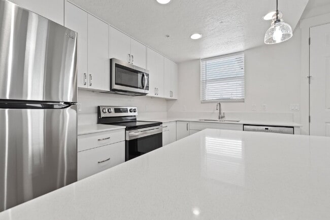 Building Photo - "Discover Comfort & Style: Spacious 3-Bed,...