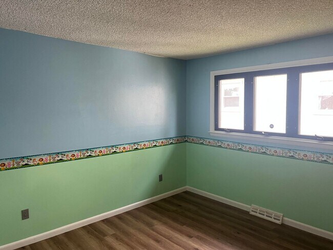 Building Photo - Updated Single Family Ranch Home with Fenc...