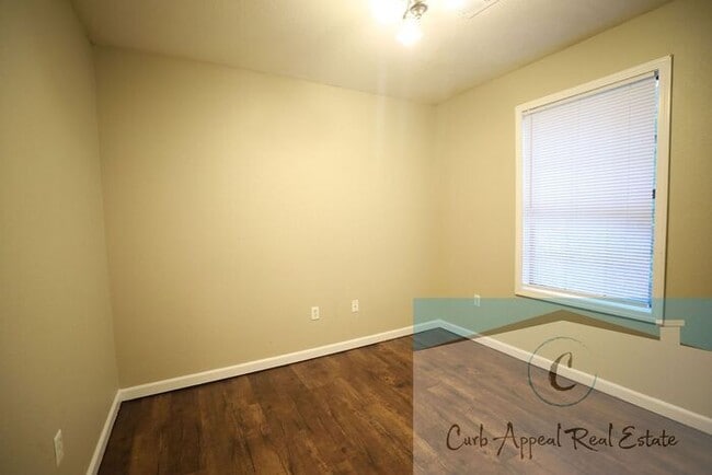 Building Photo - Recently renovated 2 bed, 1 bath apt - utilities included!! HUD accepted!
