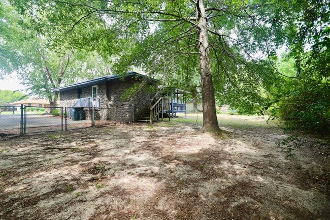 Building Photo - 806 Club Ln