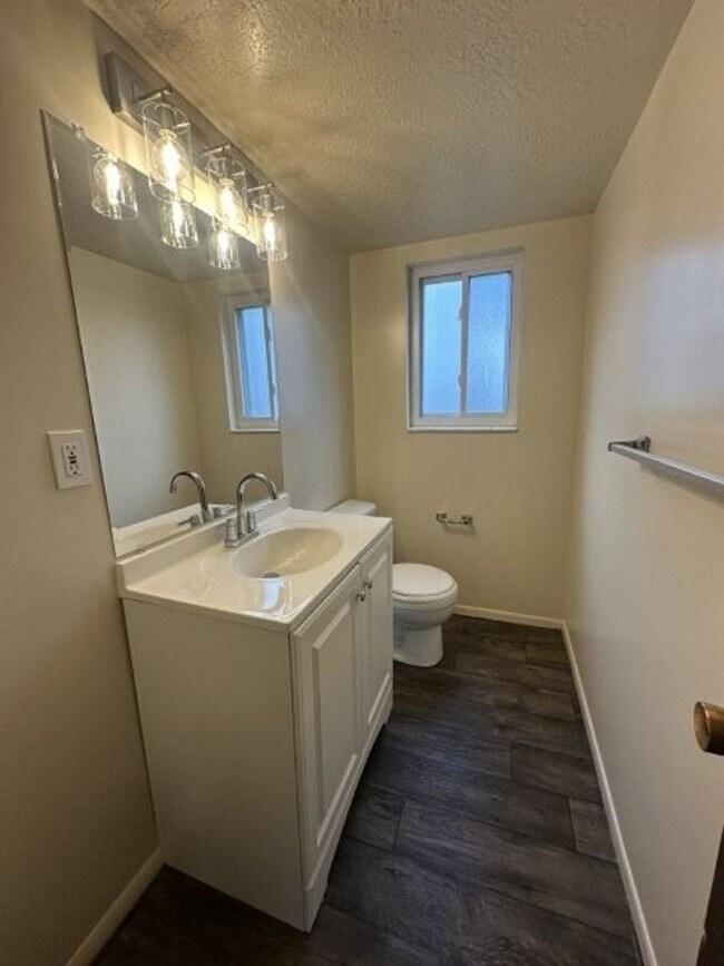 Building Photo - 700 700 W