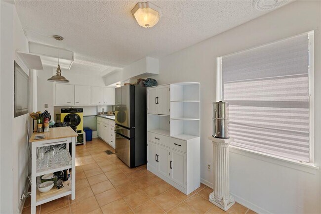 Building Photo - 402 Philco Dr