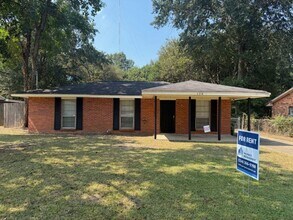 Building Photo - ** 3 bed 1 bath located in Chisolm ** Call...