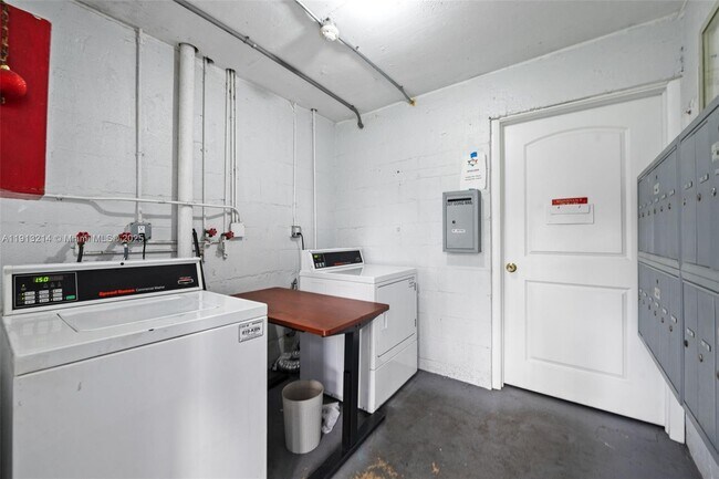 Building Photo - 20310 NE 2nd Ave