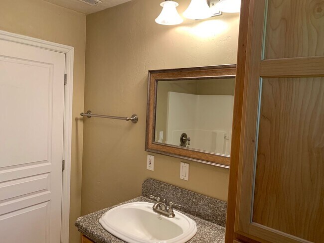 Building Photo - 5 bedroom 3 bathroom gorgeous house with v...