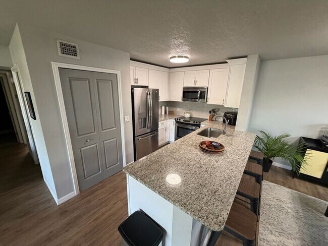 Building Photo - **MOVE IN SPECIAL $500 off first months rent** Beautiful 2 bedroom, 2 bath Condo located in Winte...