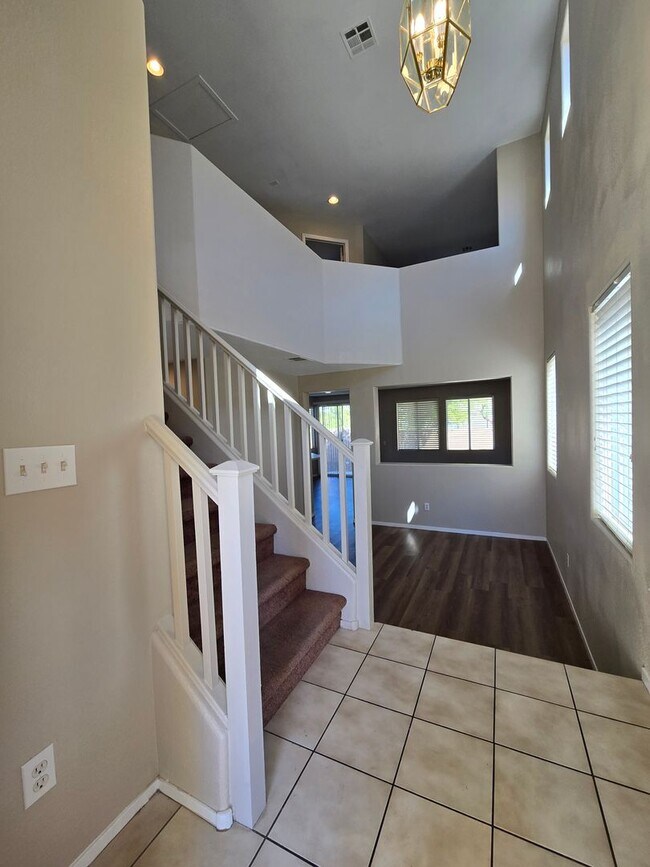 Building Photo - Terrific 3 bed + Loft 2 Car Need Space? Th...