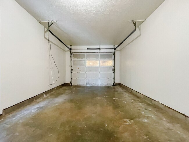 Building Photo - 8200 & 8202 W Butternut Rd