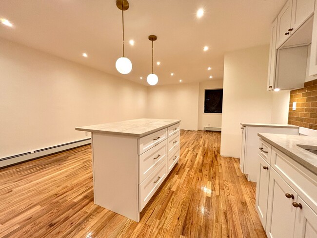 Building Photo - 2182 Davidson Ave