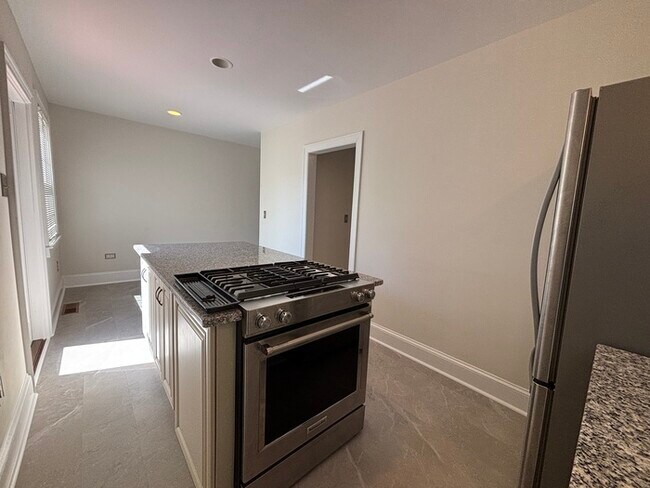 Building Photo - 2 Bedroom charming bungalow in desirable Oakhurst