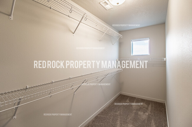 Building Photo - 325 S Woodlawn Ln