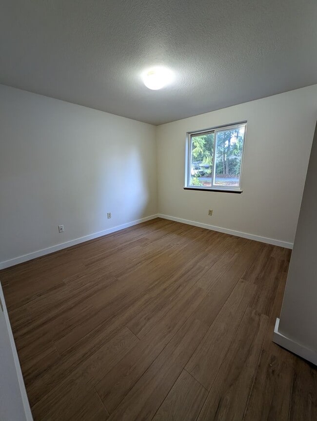 Building Photo - Manchester 3 Bedroom. Available NOW!!