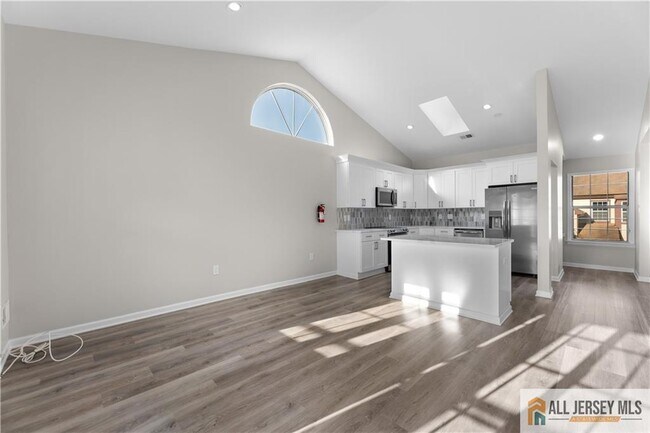 Building Photo - 13 Canterbury Dr