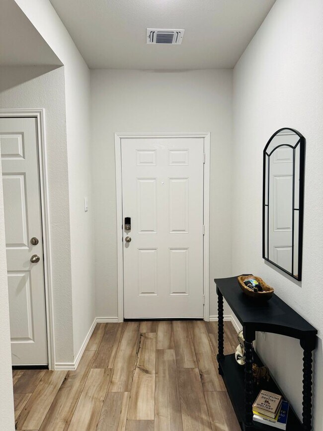 Building Photo - 3-bedroom 2-bathroom house!