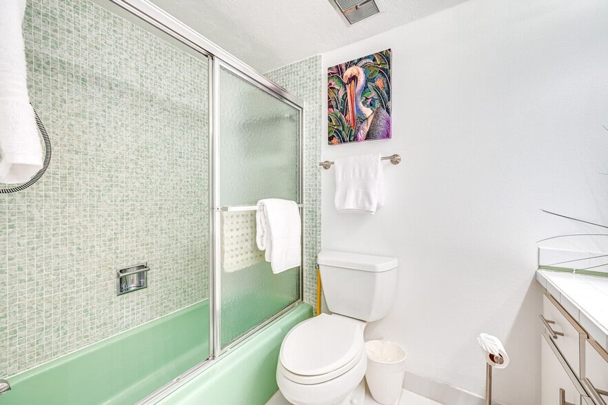 Building Photo - 745 W Country Club Dr