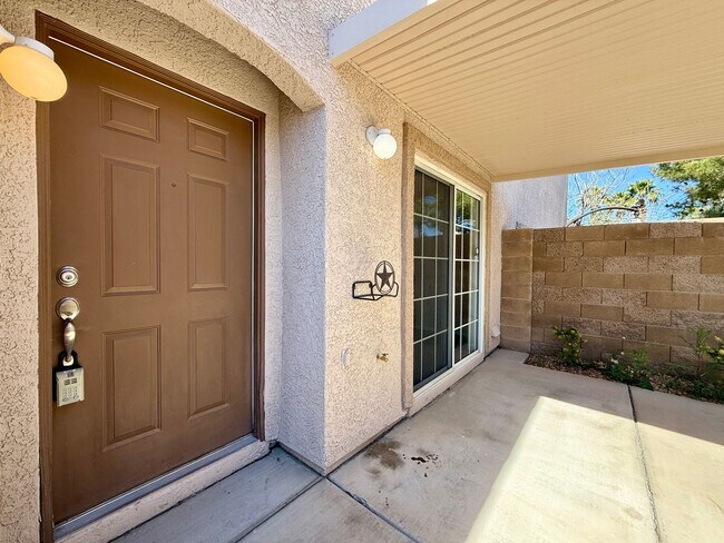 Building Photo - Beautiful 3-bedroom townhome in a desirable gated Green Valley community!