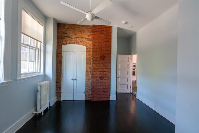 Building Photo - 371 Harvard St