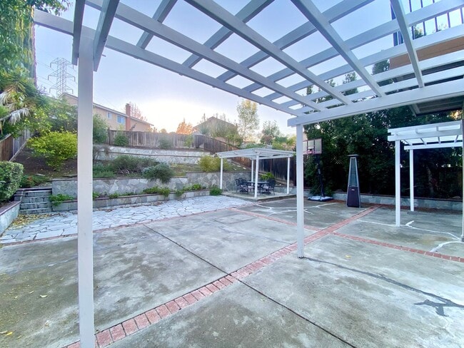 Building Photo - Gorgeous 4-bedroom Home Located in Cameron Hills Neighborhood of Fremont!