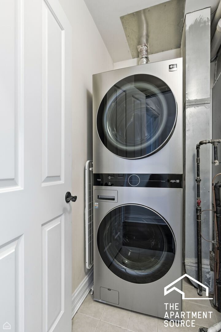 Building Photo - 952 N Racine Ave