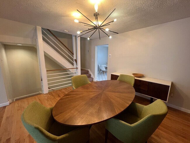 Building Photo - Beautiful 3 Bed/ 3 Bath Townhome in Privat...