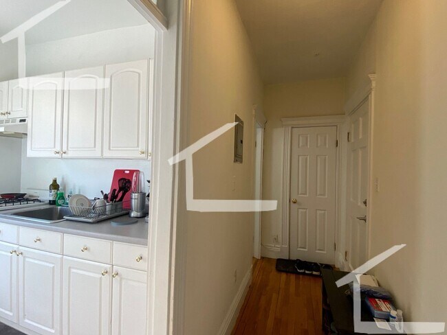 Building Photo - 6/1 Sunny charming Studio apartment just 1...