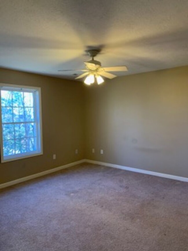 Building Photo - 4 Bedroom 3 Bath Townhouse in Batchelor He...