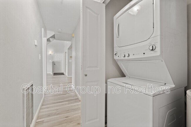 Building Photo - 2212 Lesner Crescent