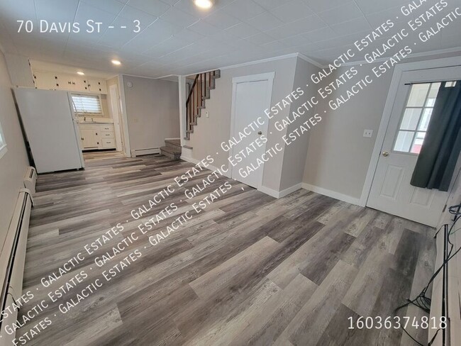 Primary Photo - Townhouse 2 bed 1 bath walking distance to...