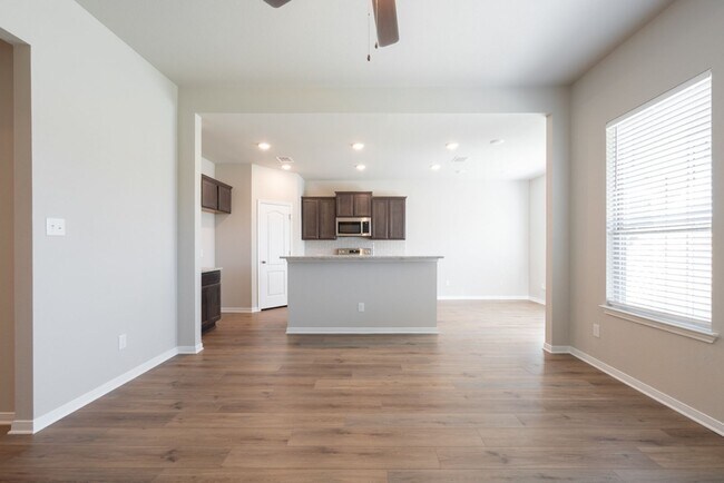 Building Photo - Spacious 4 Bedroom Home in South Temple – ...
