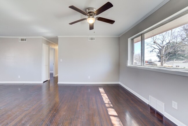 Building Photo - Gorgeous Midtown 3 Bedroom Remodel!