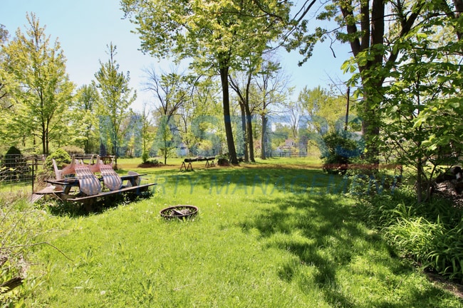 Building Photo - Three bedroom with 1 and a half bath tradi...