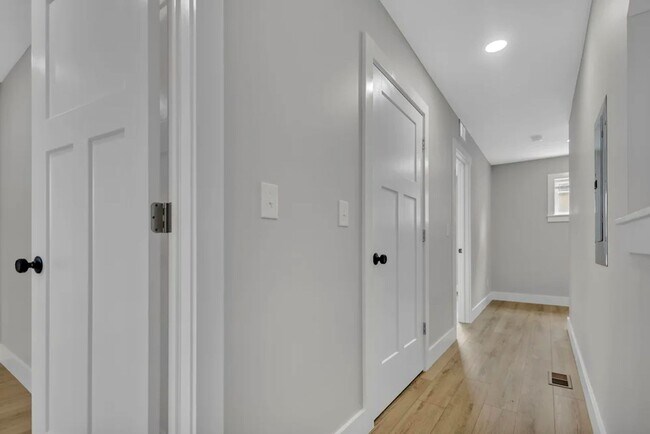 Building Photo - 307 W Kenwood Dr