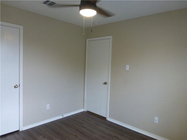 Building Photo - Beautiful Home on A Cul De Sac with Large Backyard