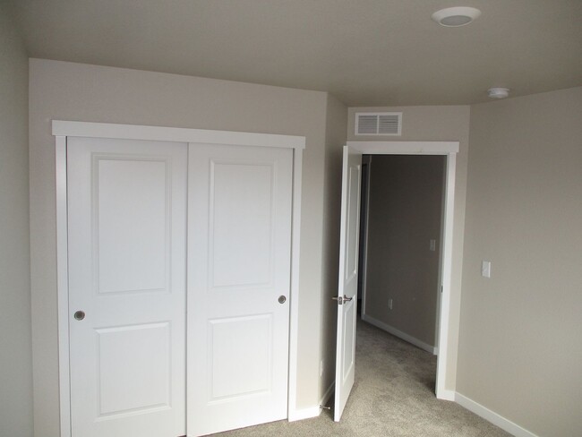 Building Photo - Brand New Berthoud Property facing the Mou...