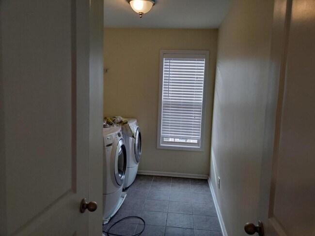 Building Photo - 128 Carolina Wren Ave