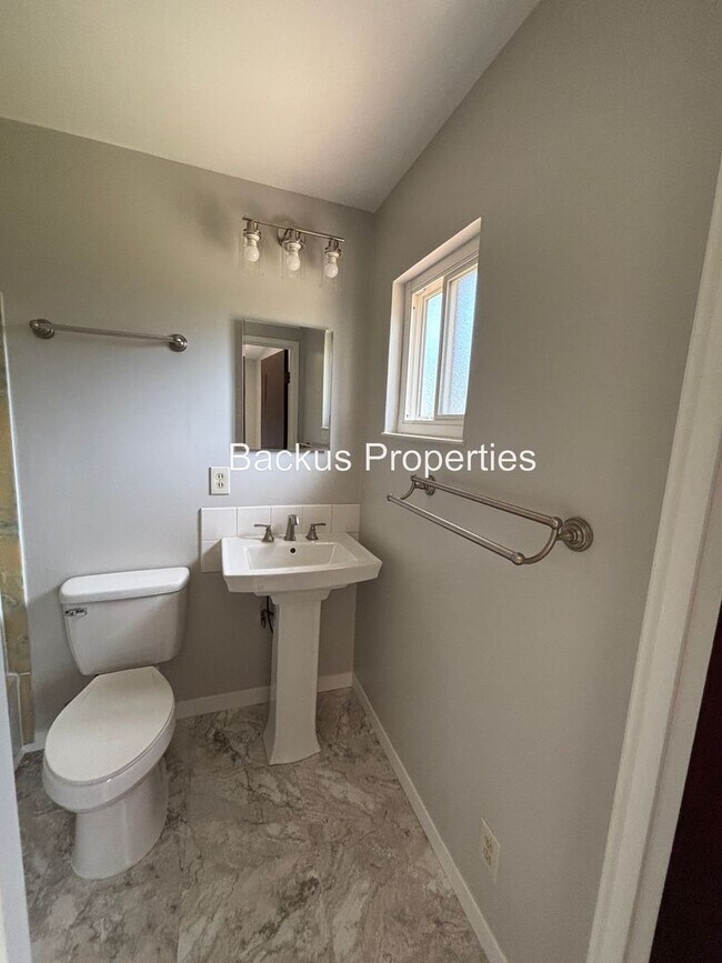 Building Photo - Three bedroom North Salinas Home on Linwoo...